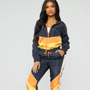 Conjunto deportivo de dos piezas para mujer, estilo streetwear personalizado, cortavientos, largo completo, ligero, oversize, de nailon liso. - Product Image 1