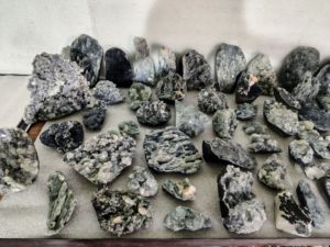 Lot de pierres brutes de calcite drusée noire naturelle rare, non taillées, pour décoration intérieure, spécimen minéral, vente en gros en vrac du Maharashtra - Product Image 1