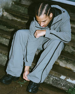 Ensemble de survêtement décontracté uni avec coupe-vent léger 100 % coton biologique, entièrement zippé, personnalisable avec logo et patchwork - Product Image 1