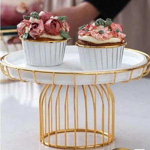 Support à gâteau rond en métal avec dessus blanc et base en fil doré, support décoratif pour cupcakes et desserts, support à gâteau d'anniversaire - Product Image 5