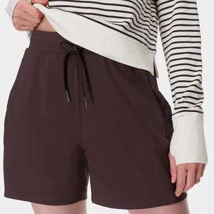 Shorts de sport taille haute pour femmes en tissu polaire respirant avec logo personnalisé – Nouvelles couleurs estivales tendance - Product Image 3