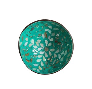 Aprecie la brillante decoración floral en color verde azulado de esta tazón de coco de nácar, perfecta para guardar sus artículos favoritos. - Product Image 1