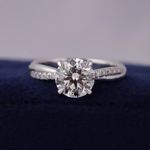 Anillo de Compromiso de Oro Blanco con Diamante Redondo, Engaste de Garras, Estilo Clásico, Joyería para Mujer - Product Image 1