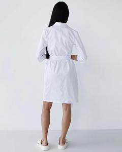 Elegante Túnica Médica Blanca con Cintura Ajustable, Uniforme Profesional para Enfermería y Spa, Prenda Moderna con Cuello en V para el Sector Salud - Product Image 3