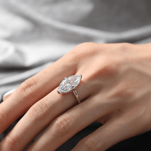 Anillo de Compromiso con Diamante Cultivado en Laboratorio de Corte Marquesa de 5 Quilates, Certificado E VVS IGI, Oro, Solitario, Fabricante de Joyería - Product Image 3