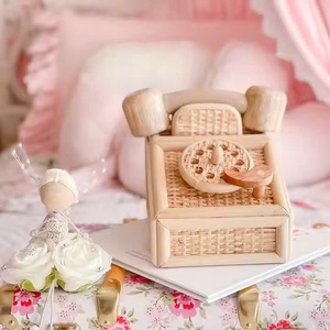 Téléphone jouet pour enfants en rotin naturel. Fabriqué au Vietnam, un jouet sûr pour les bébés. - Product Image 3