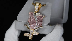 Colgante de flor de rosa de moissanita estilo hip hop, con incrustaciones de piedras rosas, en tono plateado, joyería floral de lujo estilo hip hop, regalo. - Product Image 3
