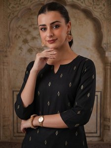 Kurta de Diseño Indio de Alta Calidad en Seda Negra para Mujer, con Estampado Dorado, Estilo Étnico para Fiesta, Corte Ajustado y Transpirable - Product Image 2