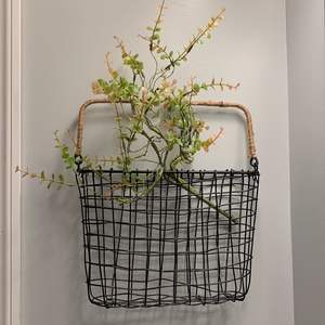 Panier mural en métal de luxe pour une décoration intérieure haut de gamme, rangement mural et présentation décorative - Product Image 2