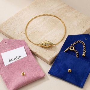 Bracelet Croissant en Laiton Plaqué Or avec Zircon, Personnalisable, Idéal pour les Fêtes, Vente en Gros de Bijoux - Product Image 1