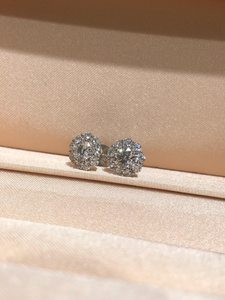 Pendientes de tuerca florales de moissanita con corte redondo chapados en oro al por mayor para mujer, de plata 925, joyería elegante clásica, regalo de boda con encanto - Product Image 5