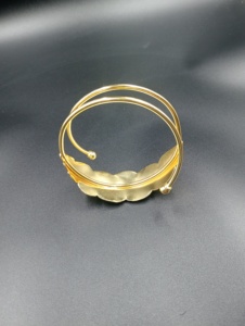 Bracelet manchette en or plaqué or Amaira Jewels, design minimaliste classique, bijoux de luxe unisexe, bijoux de mariage pour femmes du Rajasthan - Product Image 4
