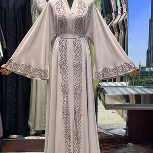 อาบายะห์ผู้หญิงสไตล์อิสลามแบบดั้งเดิมสีดำสวยงามจากดูไบ รุ่นใหม่ปี 2025 ผลิตจากโพลีเอสเตอร์ เหมาะสำหรับการละหมาด งานปาร์ตี้ฤดูหนาว ความยาวระดับข้อเท้า - Product Image 1