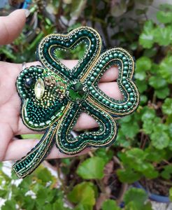 Broche artisanale colorée brodée de perles, accessoire de mode artistique pour toutes les occasions - Product Image 5
