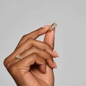 Anillo de Moda con Diamantes Cultivados en Laboratorio, Corte Baguette y Redondo, Oro Blanco - Product Image 5