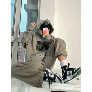 Ensemble de survêtement deux pièces pour femme, style streetwear hip-hop, de qualité supérieure, avec sweat à capuche et pantalon long en tricot, orné de motifs. - Product Image 2