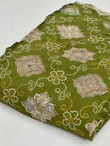 Tissu imprimé de qualité supérieure avec broderie, un textile moderne conçu pour les collections de mode et de vêtements élégants. Ce tissu est un article essentiel pour la mode. - Product Image 3