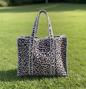 Bolso tote de terciopelo con estampado floral hecho a mano: Bolsos de fiesta acolchados, bolso de mercado - Product Image 3