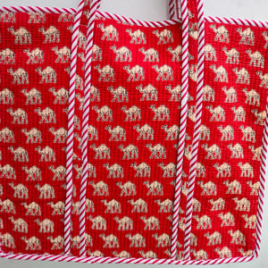 Bolsa de Tela Roja Ecológica Acolchada de Algodón con Bordado y Estampado de Camello Hecho a Mano en Jaipur, Rajasthan, para Compras de Mujer - Product Image 6