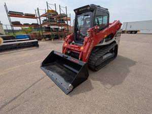 Chargeuse compacte sur chenilles Takeuchi TL12V2 2024 avec godet de terrassement de 0,12 m³ de capacité, rouge et blanc, équipement de construction - Product Image 1