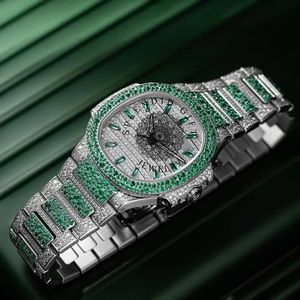Reloj de Lujo para Hombre con Diamantes, Correa de Moissanita Plateada, Esfera de Cristal de Zafiro, Movimiento de Cuarzo ETA, Incrustaciones de Esmeralda Verde, Cierre Oculto - Product Image 5