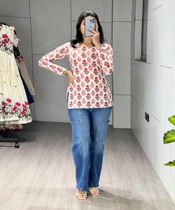 Kurti Corto Moderno de Algodón Cambrico con Estampado Floral de Diseño Reciente, Ropa Étnica para Uso Diario, Blanco y Rojo - Product Image 2