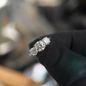 Anillo de diamantes redondos de tres piedras, 1,00 quilates en el centro y 0,50 quilates en cada lado, certificado IGI, oro blanco de 14 quilates - Product Image 5