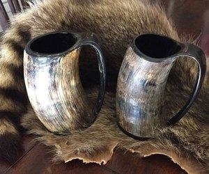 Tazas y Vasos de Cuerno Personalizados con Grabado Estilo Ángel y Accesorios de Latón para Tiendas de Mead - Product Image 1