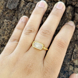 Bague unisexe en pierre de lune blanche naturelle, ajustable, en laiton plaqué or 18 carats, pour un usage quotidien, durable, idéale pour la superposition. - Product Image 6