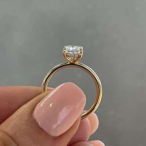 Anillo de Compromiso con Diamante Cultivado en Laboratorio Certificado por IGI, Corte Radiante, Anillo Solitario con Halo Oculto de Diamantes en Oro Amarillo Sólido de 14K - Product Image 3