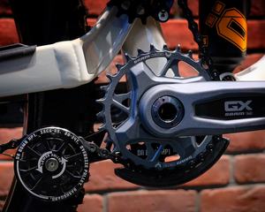 Guía de Cadena Ajustable DABOMB CNC para Bicicleta de Montaña Super Enduro Downhill, Pivote Alto, Polea de 14T, Montaje ISCG-05, Aleación de Aluminio de 135g - Product Image 3