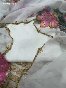 ผ้าไหมเทบบี้พิมพ์ลายดอกไม้สุดหรูหรา สีสันสวยงามทันสมัย พร้อมงานปักด้วยมือด้วยไหมพรมและมุก ผลิตโดยผู้ผลิตผ้าส่าหรีจากเมืองสุรัต - Product Image 5