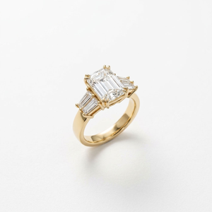 Bague de fiançailles et de mariage en or 14 carats avec trois diamants taille émeraude sertis à griffes, certifiée IGI pour femme - Product Image 1
