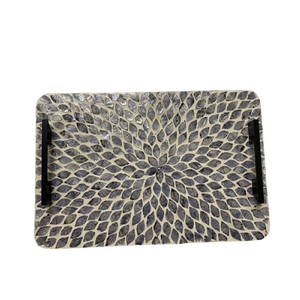 Plateau de rangement artisanal éco-responsable en rotin et nacre, design bohème vintage pour une utilisation multifonctionnelle - Product Image 2