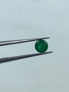 Pierre précieuse émeraude verte de haute qualité 4,80 mm 0,40 ct, sertie à griffes sur chaîne torsadée, pierre libre pour la fabrication de bijoux - Product Image 3