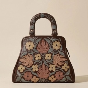 กระเป๋าหูจับด้านบนปักลาย kashmiri crewel-หนังสีน้ำตาลเข้มพร้อม Monstera & Daisy - Product Image 2