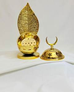 Quemador de incienso metálico tradicional indio con acabado antiguo para meditación y prácticas espirituales - Product Image 1