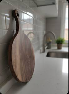 Tabla de cortar de madera de nogal premium con asa para colgar, 30 cm x 45 cm, tabla de preparación y servir de madera dura con vetas naturales para el hogar - Product Image 3