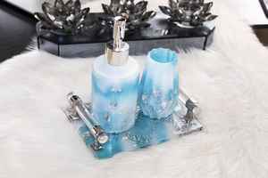 Bandeja de Baño de Resina con Escamas Plateadas, Azules y Blancas, Hecha a Mano y Ecológica, Dispensador de Jabón, Porta Brochas, Color y Tamaño Personalizables - Product Image 2