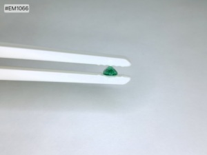 Esmeralda de Zambia de grado 3A, corte ovalado facetado, 0.77ct, piedra preciosa natural suelta, color verde brillante y claridad fina para joyería de anillos. - Product Image 4
