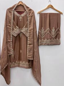 Ensemble de costume pakistanais brodé marron avec dupatta |   Ensemble Kurta et pantalon ethnique de créateur pour femmes, tenue de fête - Product Image 4