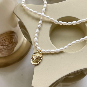 Collar de Perlas de Agua Dulce Francesas Retro de 4-5 mm, Collar Versátil con Moneda Dorada y Retrato para Mujer - Product Image 2