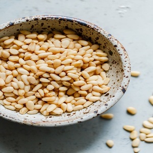 Pignons de pin biologiques en vrac à prix de gros réduits, idéaux pour les supermarchés et les magasins spécialisés en produits alimentaires. - Product Image 3