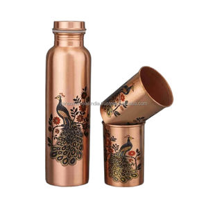 Ensemble de bouteilles et de verres en cuivre de qualité supérieure avec imprimé paon disponible en différentes tailles et styles à des prix imbattables - Product Image 5