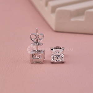 Boucles d'oreilles élégantes en or blanc avec diamants de laboratoire taille princesse pour mariage et fiançailles pour femmes - Product Image 4