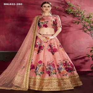 ชุดเลเฮนกา-โจลี-ดูปัตตา ผ้าไหมพิมพ์ลายดอกไม้สีสันสวยงาม พร้อมงานปักดิ้นทองและประดับมุก สีพีช ขายส่ง - Product Image 1