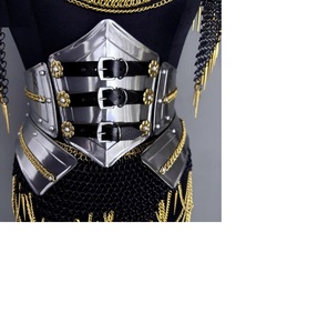 Armadura de Pauldron de Malla de Acero Negra con Cadenas de Púas Plateadas y Diseño Antiguo Grabado para Coleccionistas de Arte y Moda - Product Image 3