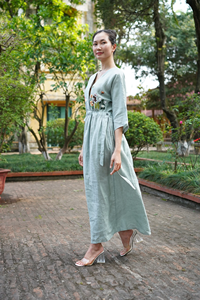 Robe maxi en lin pur vert sauge brodée de fleurs artisanale pour femmes, élégante robe bohème à col en V et manches longues - Product Image 5