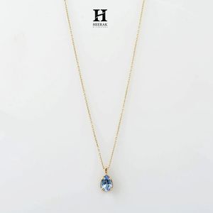 Elegante colgante de piedra azul con corte de pera en oro macizo – Joyería fina - Product Image 4
