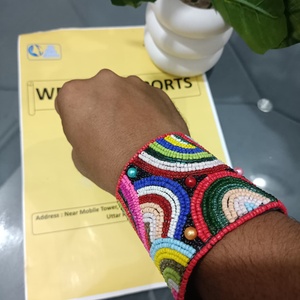 Brazalete Ancho Hecho a Mano con Cuentas de Aleación y Diseño de Rayas Arcoíris, Estilo Étnico Africano Tribal, Regalo - Product Image 2